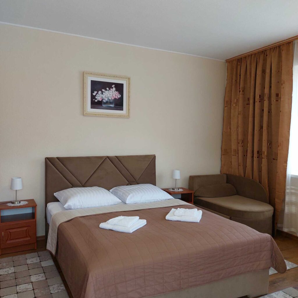 1 пов. 4 кімната  (можна 2дор+1 дит. 10/12р)