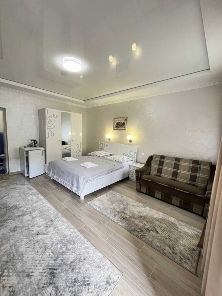 1 пов. 5 кімната (можна 2 дор.+2 діт.)